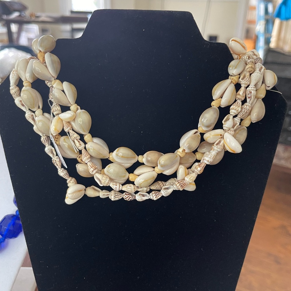 Two Cream Shell Necklaces - Picture 10 of 10